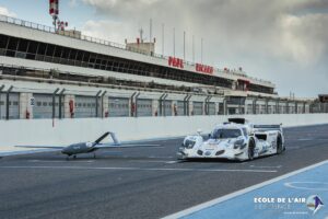 Drone à hydrogène "RAPACE" et une voiture de course d'endurance automobile à propulsion électrique-hydrogène de la mission H24, sur la ligne de départ du circuit automobile Paul Ricard (Le Castellet - Var).