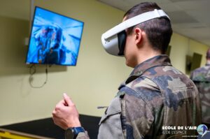 Élève officier expérimentant un casque de réalité virtuelle dans les laboratoires du Centre de Recherche de l'École de l'air et de l'espace.