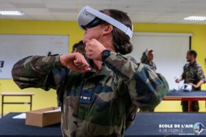 Élève officier expérimentant un casque de réalité virtuelle dans les laboratoires du Centre de Recherche de l'École de l'air et de l'espace.