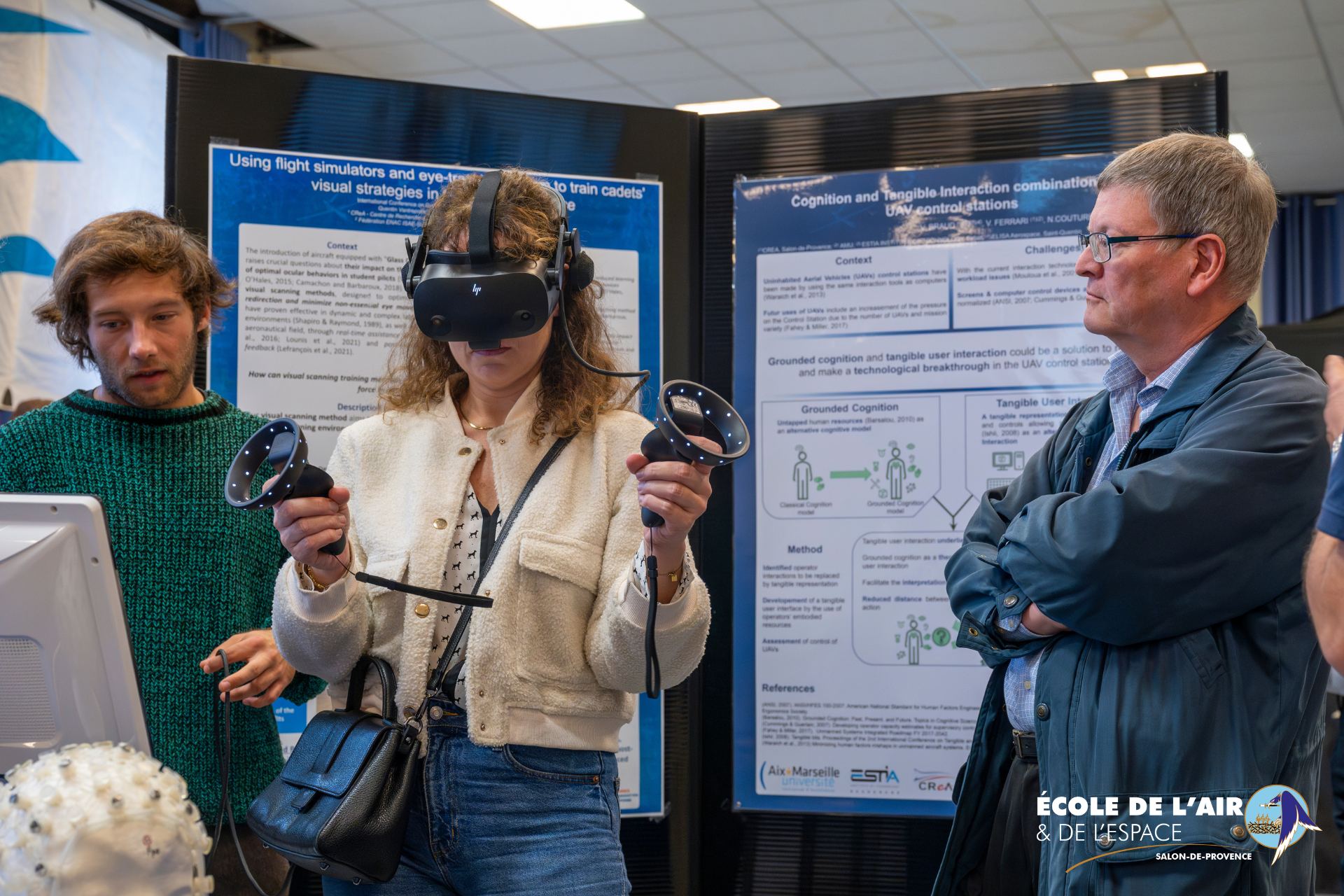 Femme essayant un casque de réalité virtuelle du Centre de recherches de l'École de l'air